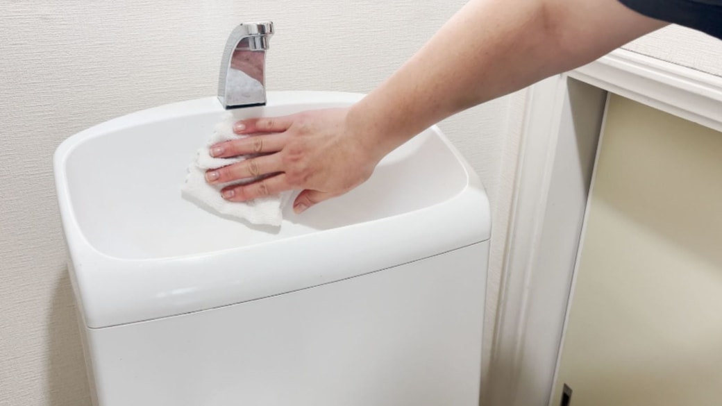 洗剤を拭き取る