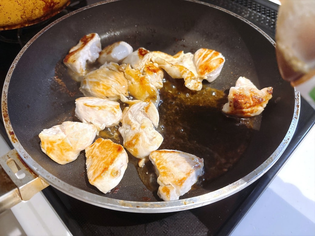 砂糖を少し加えると、甘辛い味に仕上がる