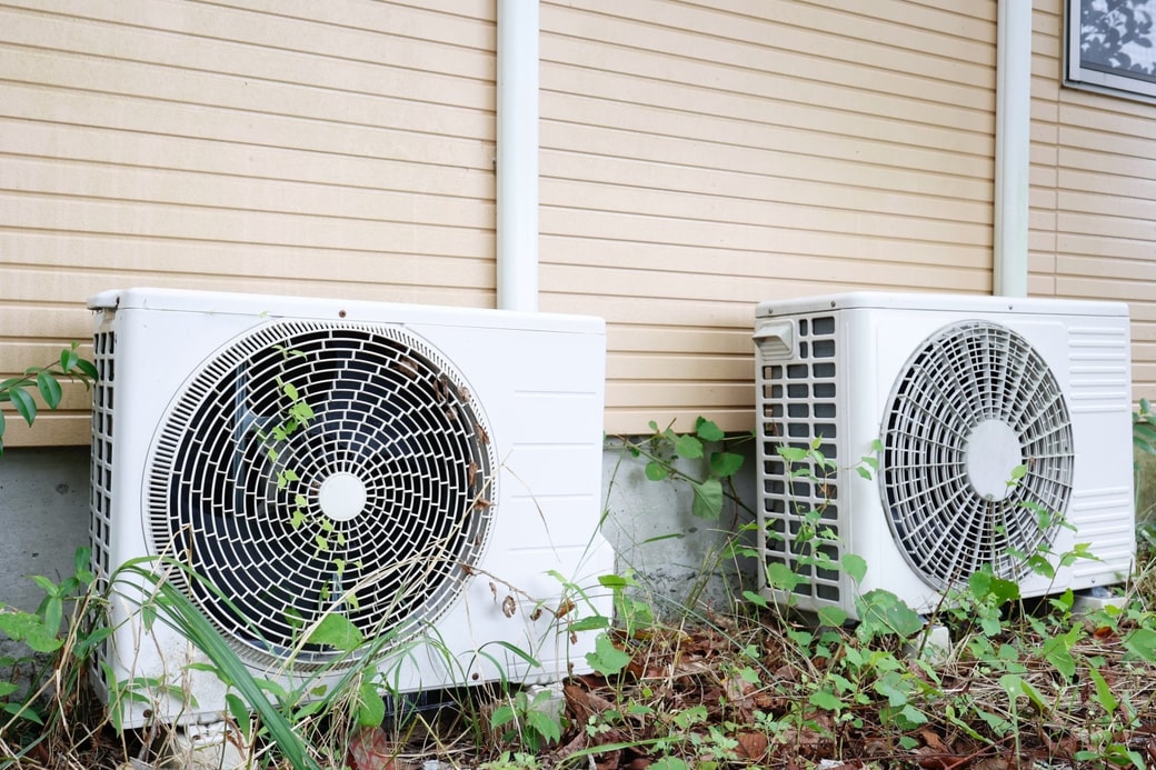 NGその1.室外機まわりの雑草をそのままにする