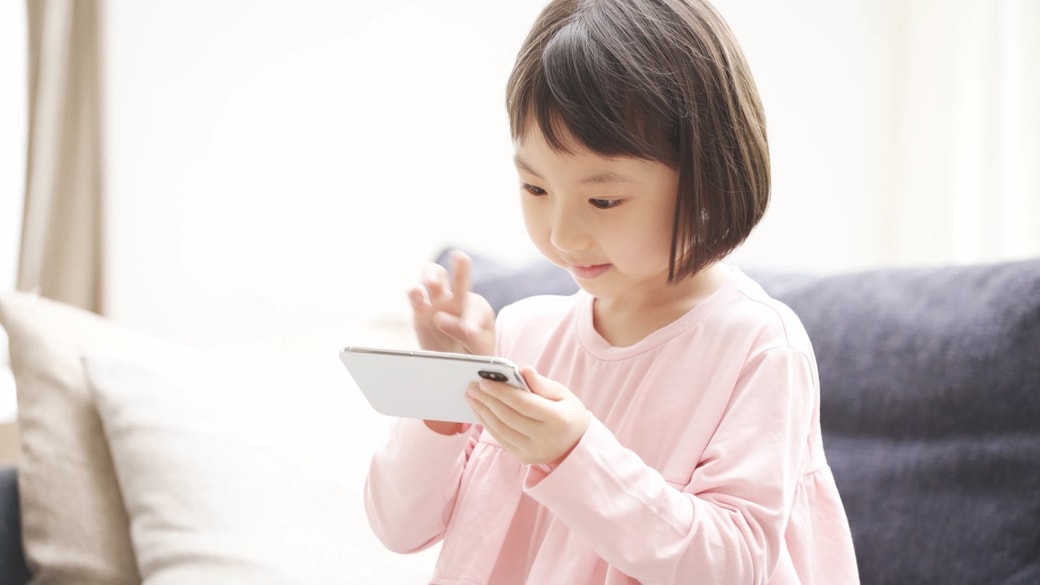 スマホを触るこども