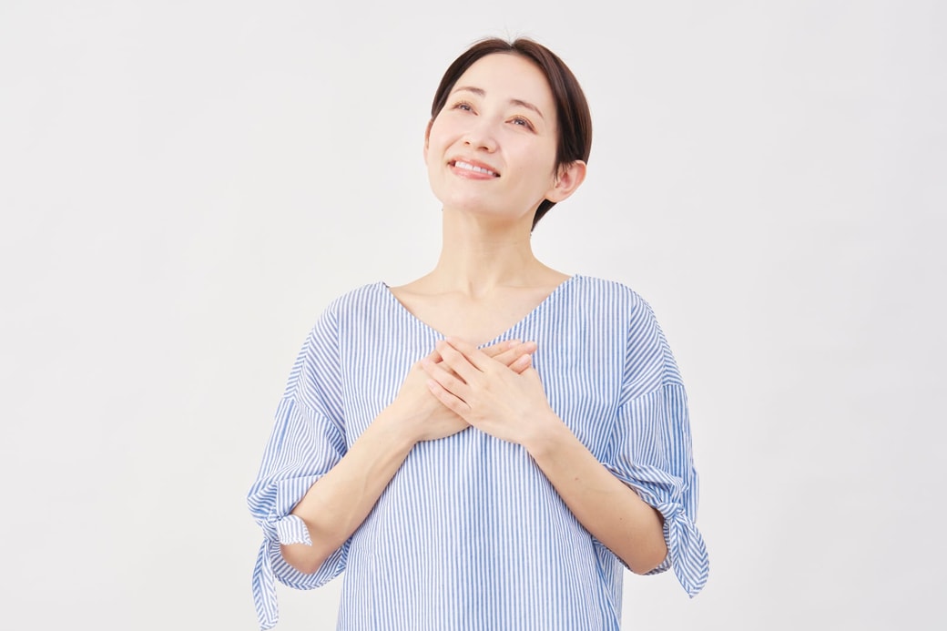 上を向く女性
