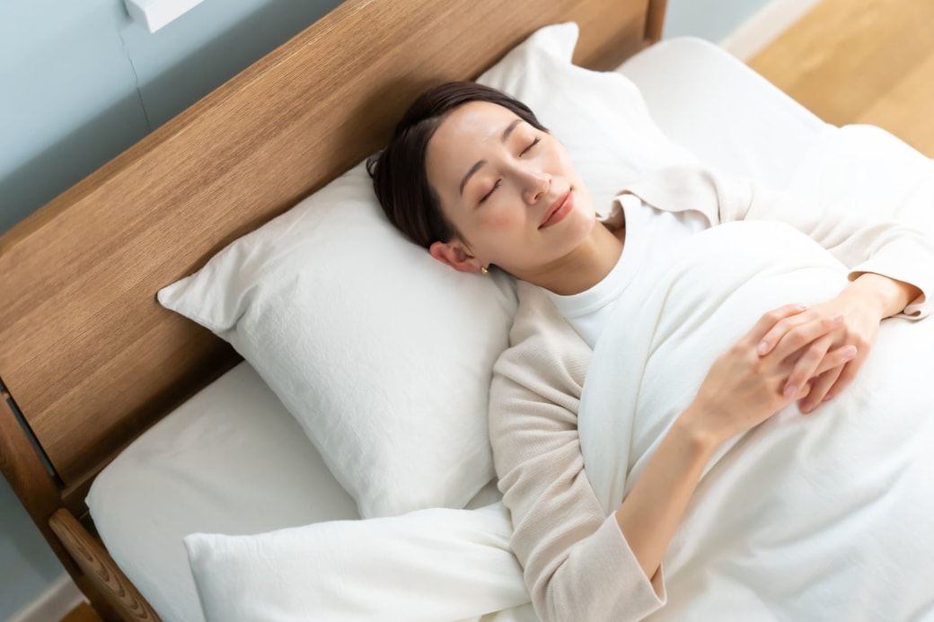 ベッドで眠る女性
