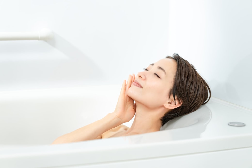 お風呂に入る女性