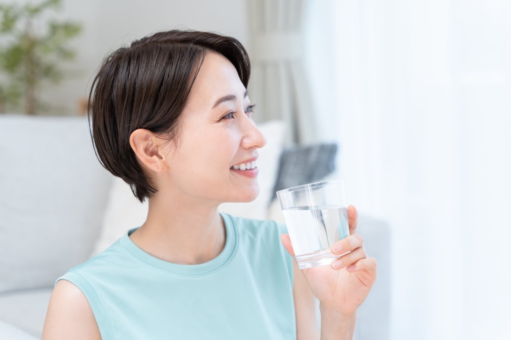 水分補給する女性