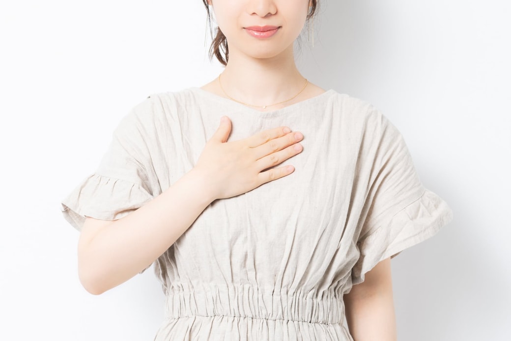 胸に手を当てる