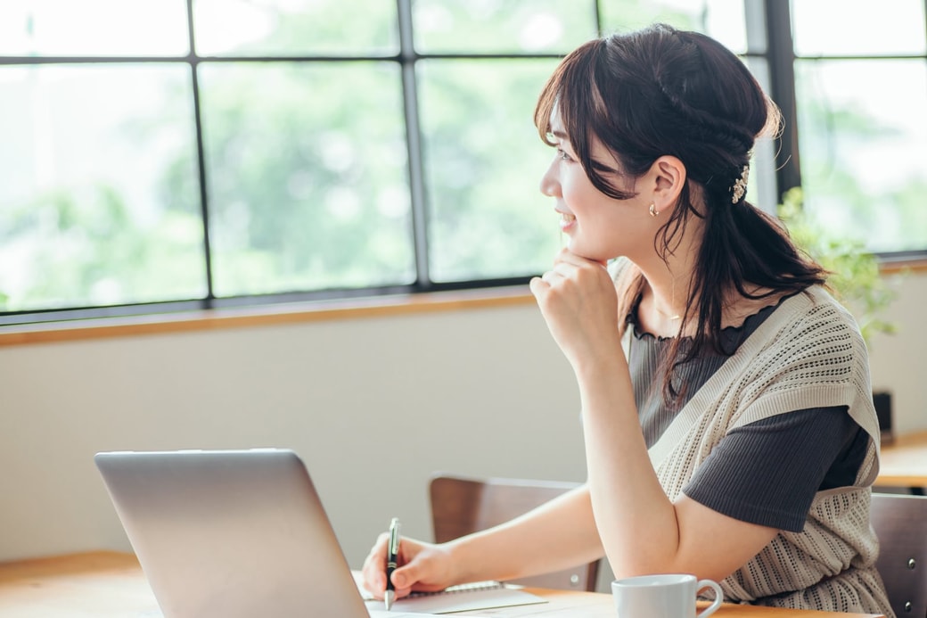 勉強する女性