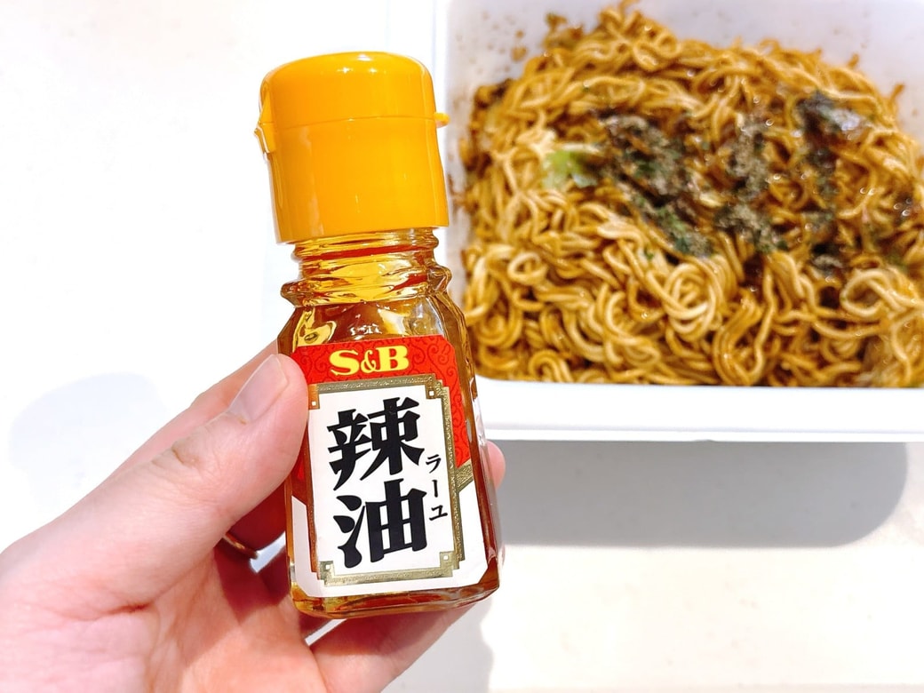 カップ焼きそばに「ラー油」を加える