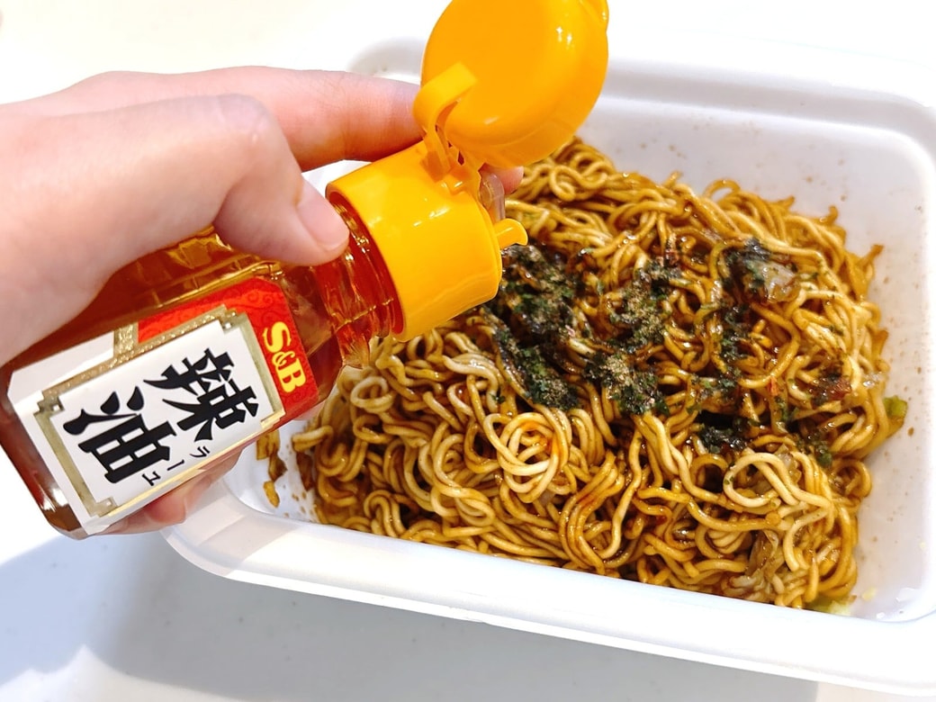 カップ焼きそばにラー油を小さじ1加える