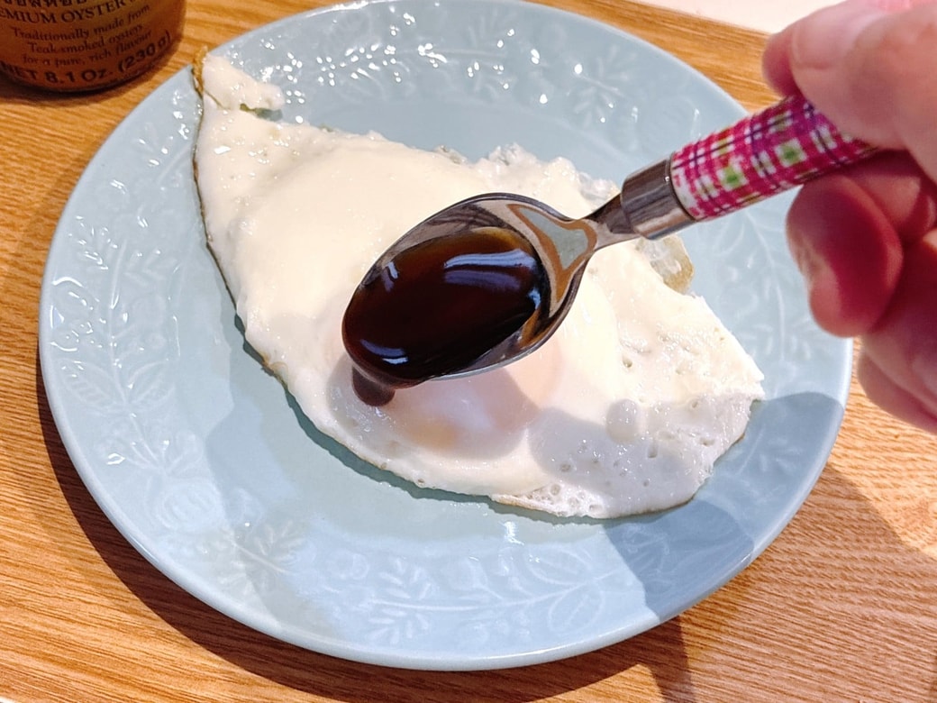 目玉焼きにオイスターソースをかける