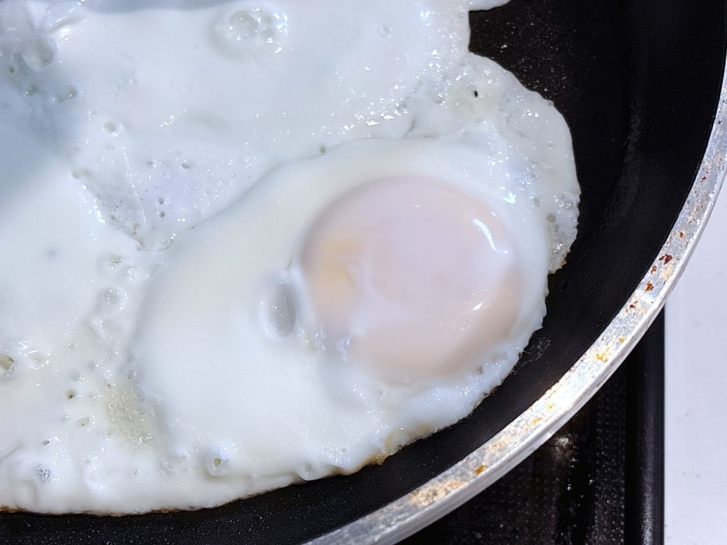 目玉焼きを作る