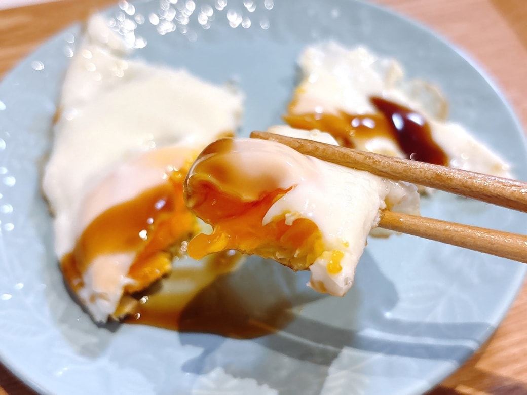 コクがあり、ごはんが進む味付けの目玉焼きになる