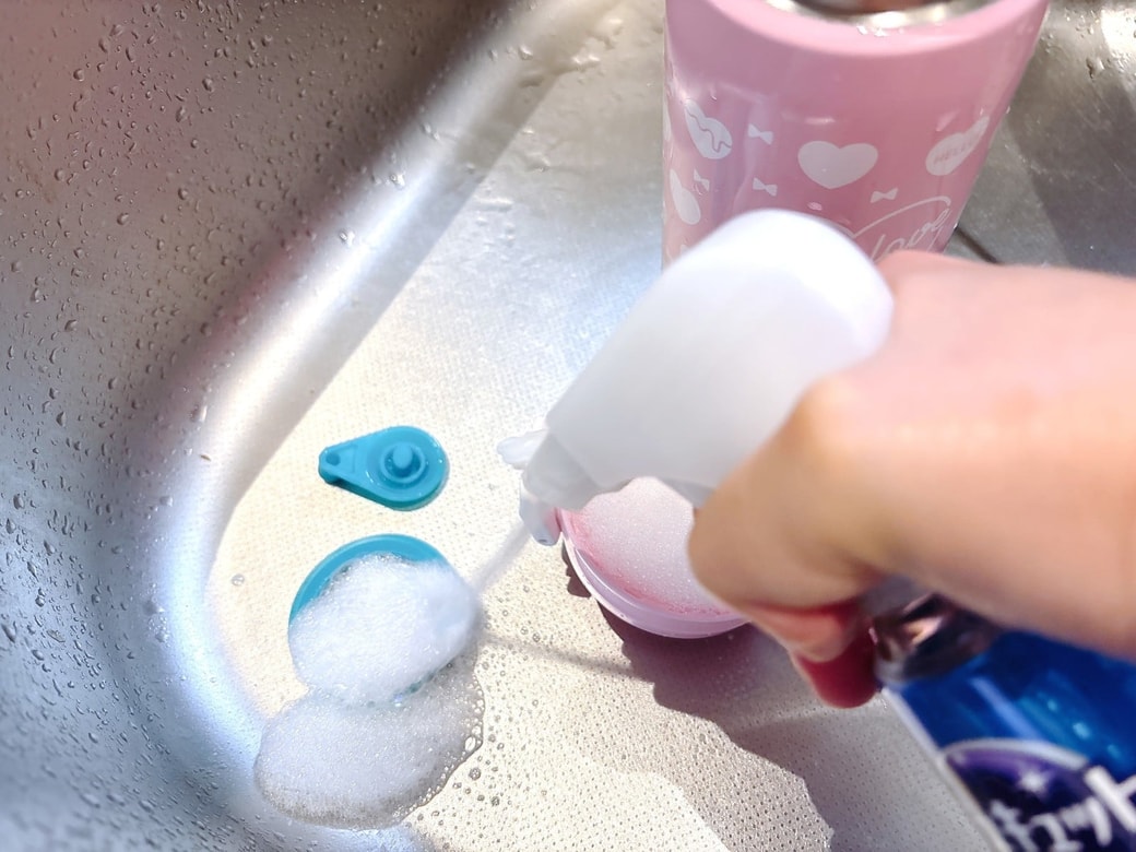 水筒の部品を取り外して、「キュキュットCLEAR泡スプレー」をかける