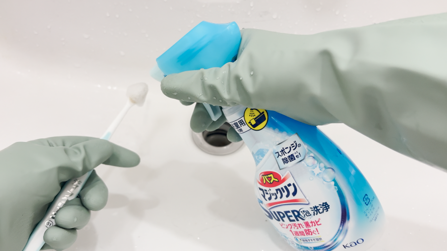 歯ブラシへ洗剤を吹き付ける