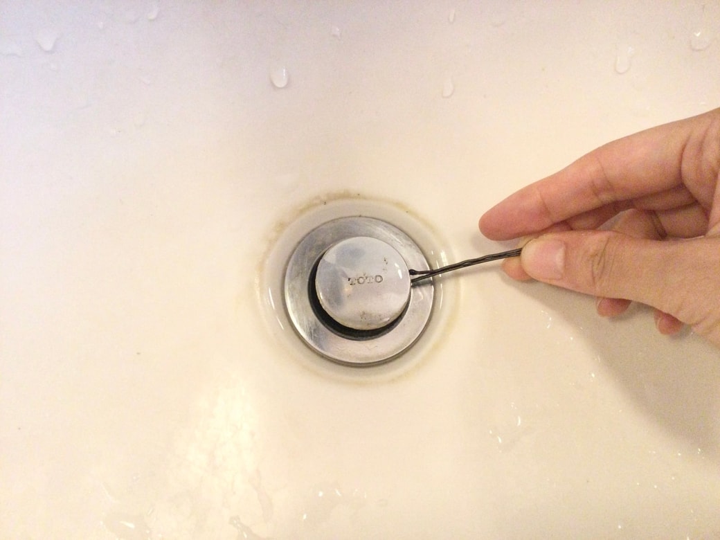 ヘアピンで排水口を掃除する