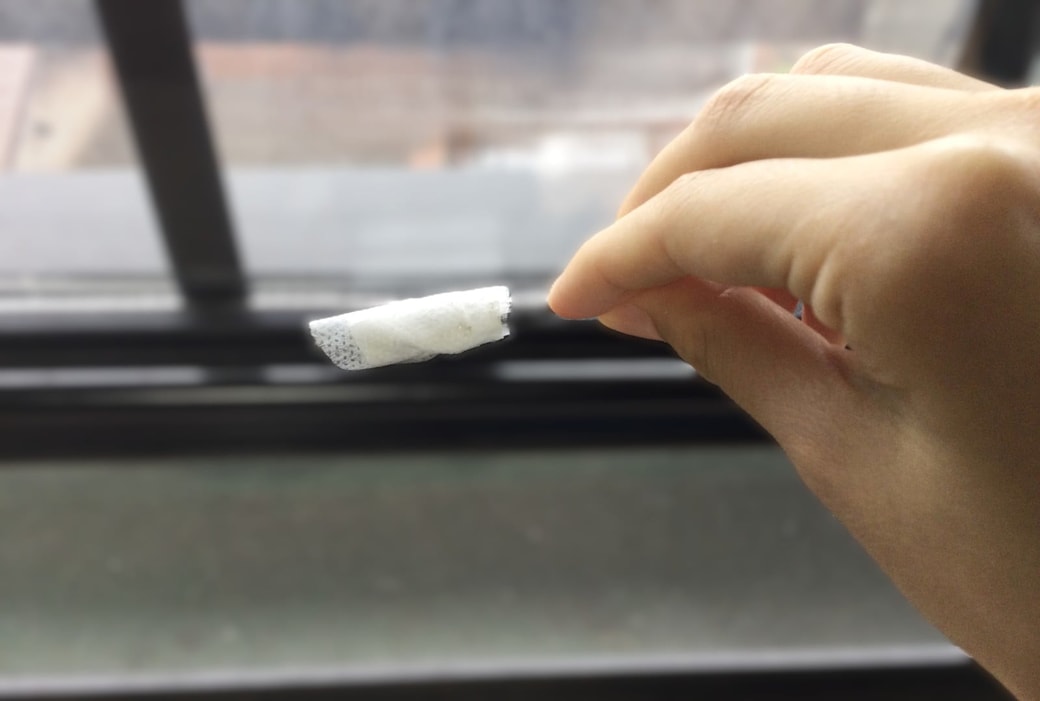 サッシの溝を掃除する