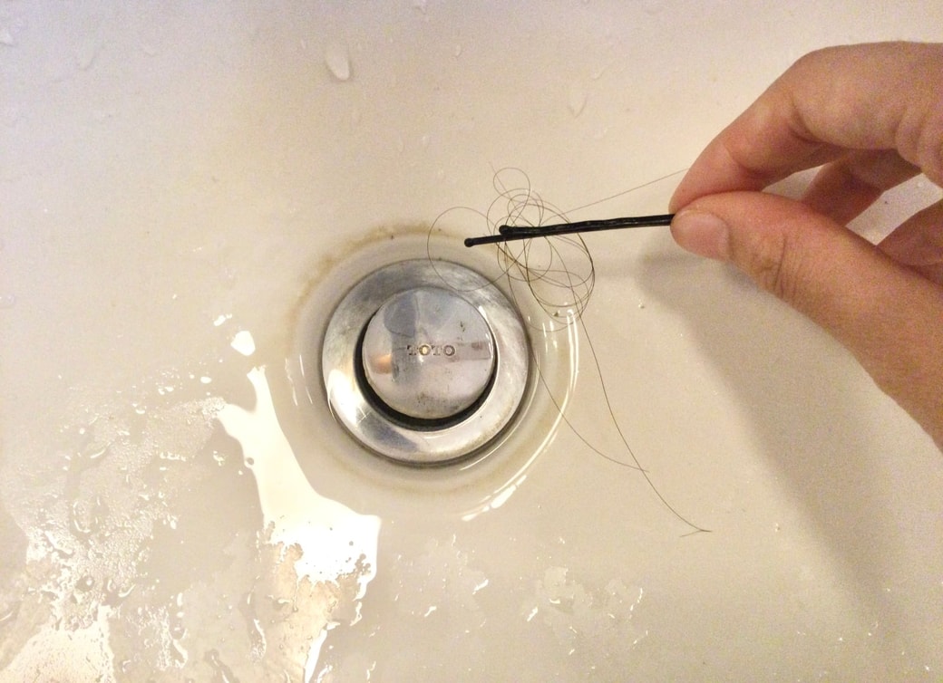 ヘアピンで排水口を掃除する