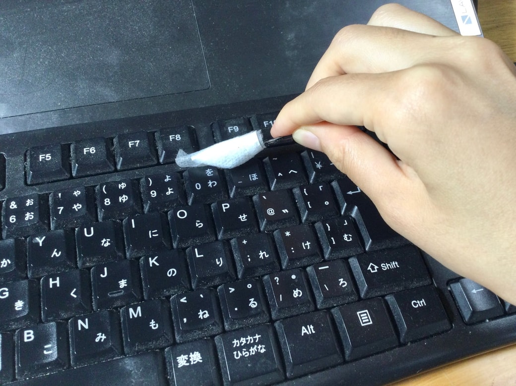 キーボードのすき間を掃除する
