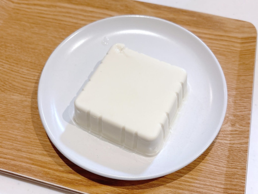 水を切った豆腐を皿に盛る