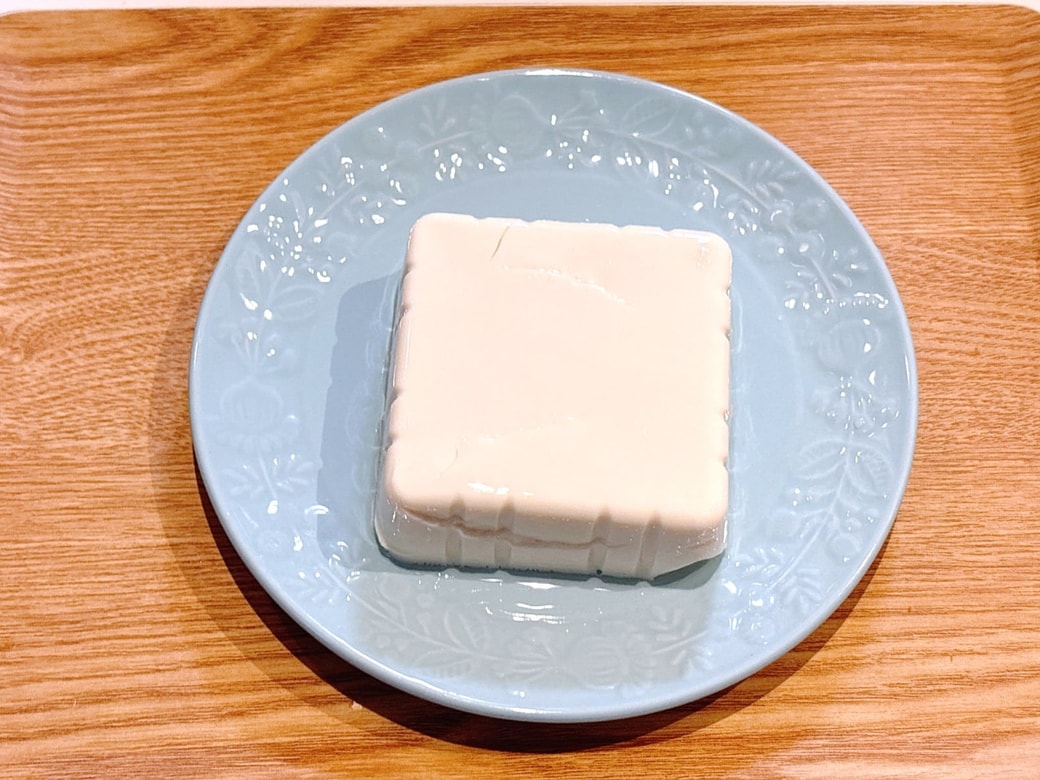 手順1.水切りした豆腐を皿にのせます