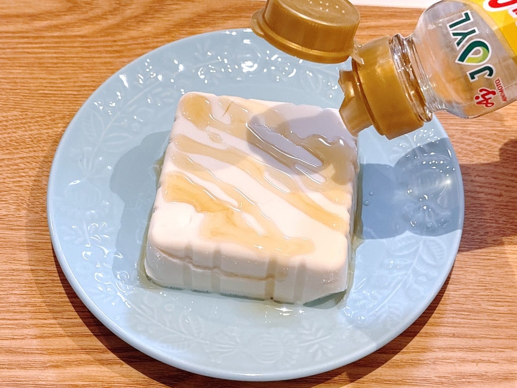 手順2.豆腐にごま油をかけて、塩を適量ふったらできあがり