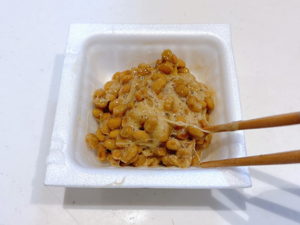 納豆をしっかり混ぜる