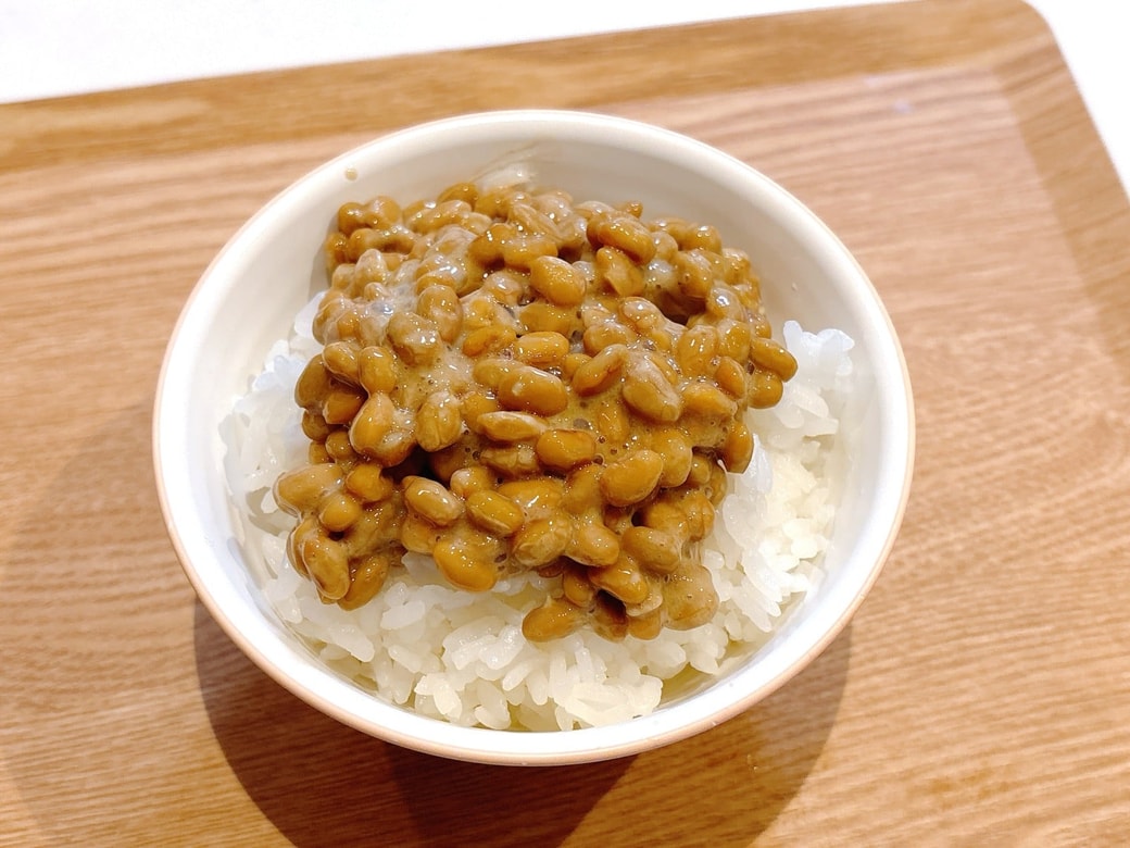 できあがった「わさび納豆ごはん」