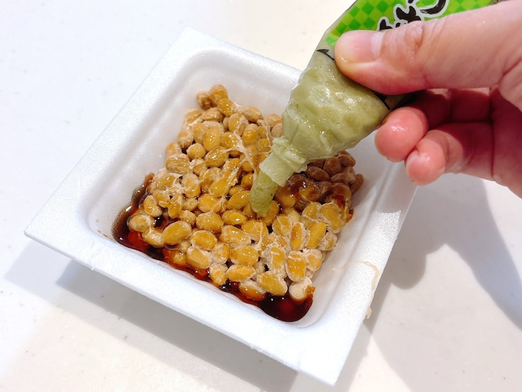 納豆にたれをわさびを入れる
