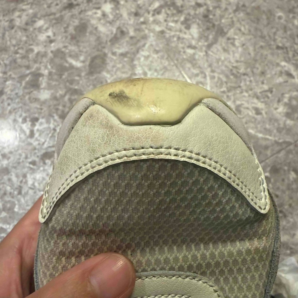 日焼け止めのついたティッシュで磨いたスニーカーの写真