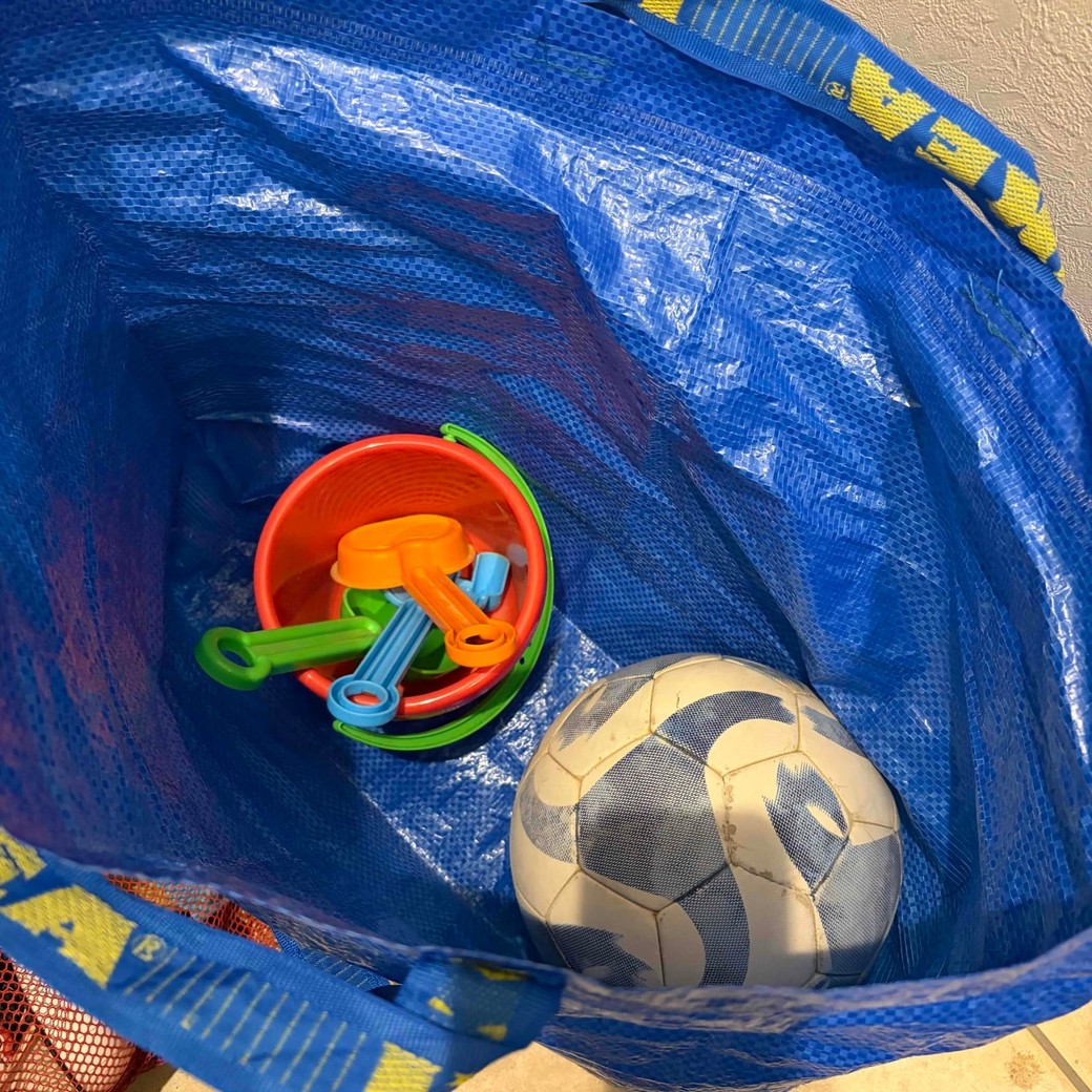 IKEAの袋に汚れたものを入れているところ