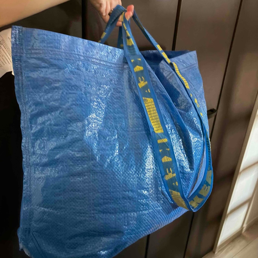 IKEAの袋を持っているところ
