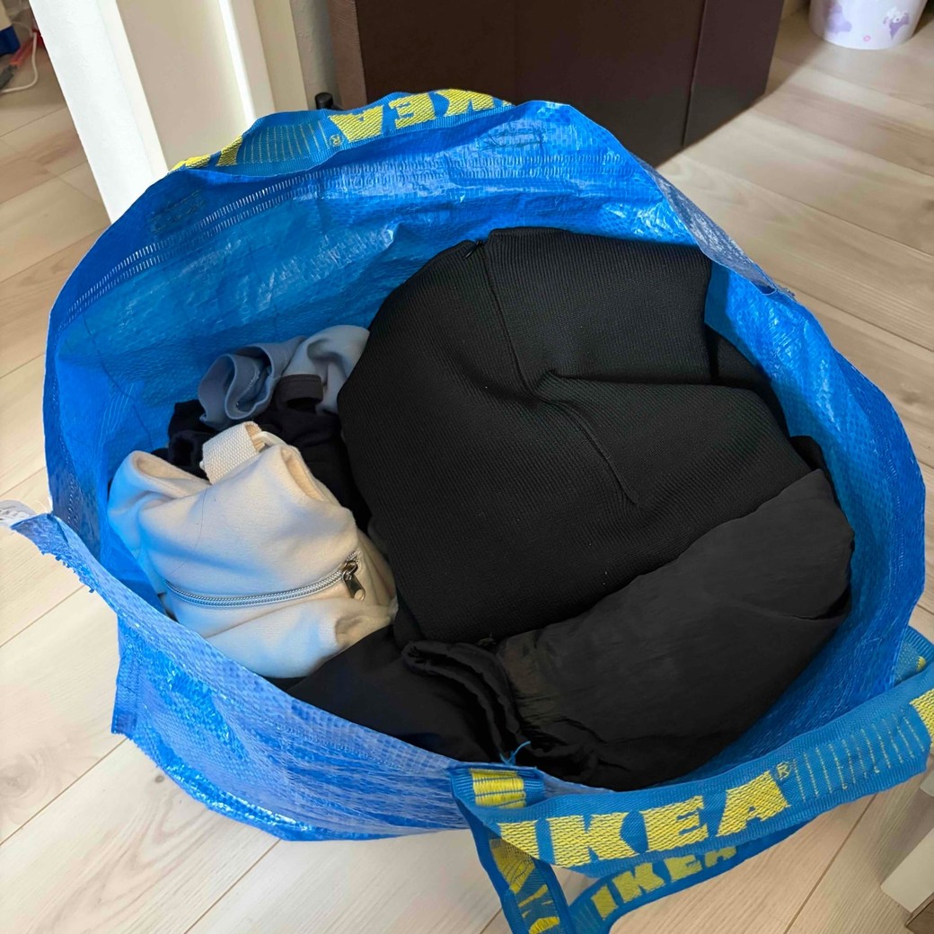 IKEAの袋に洋服を入れているところ