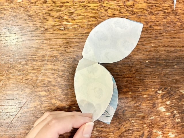 開く