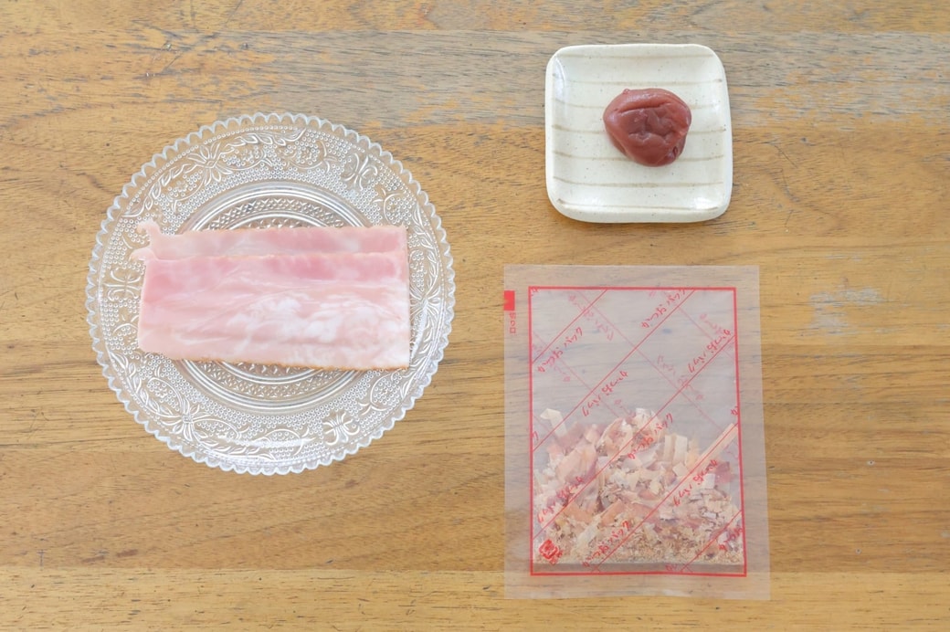 「梅とベーコンのおかかおにぎり」