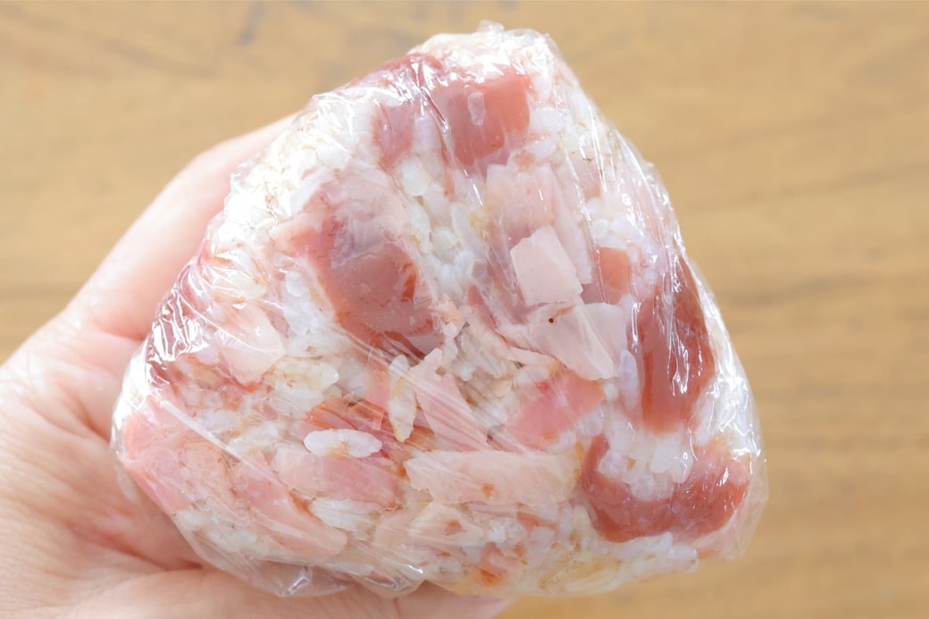 「梅とベーコンのおかかおにぎり」