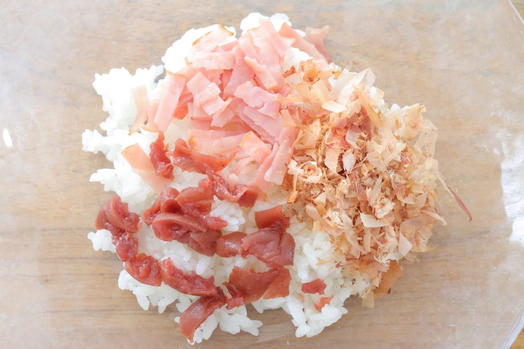 「梅とベーコンのおかかおにぎり」