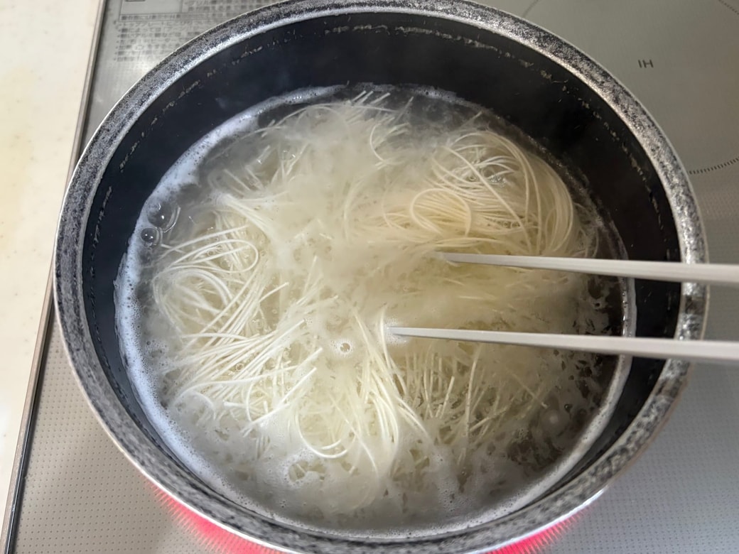 そうめんを入れてゆでる