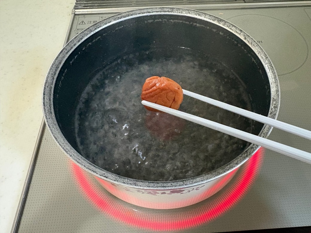 沸騰したお湯に梅干しを入れる