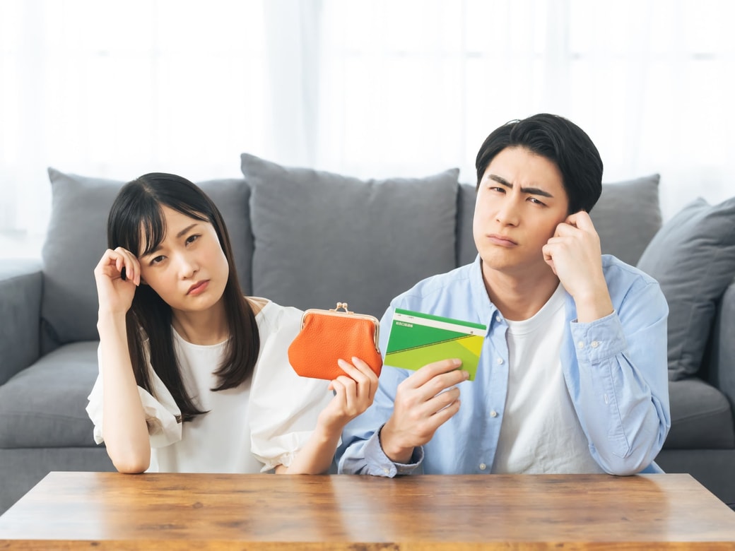家計に悩む夫婦