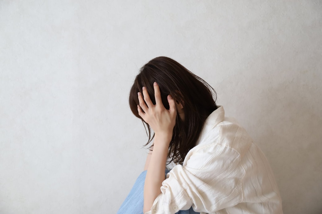 下を向く女性