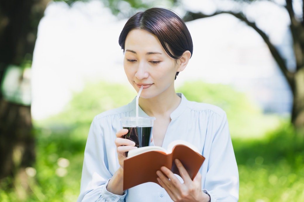 飲み物を飲む女性