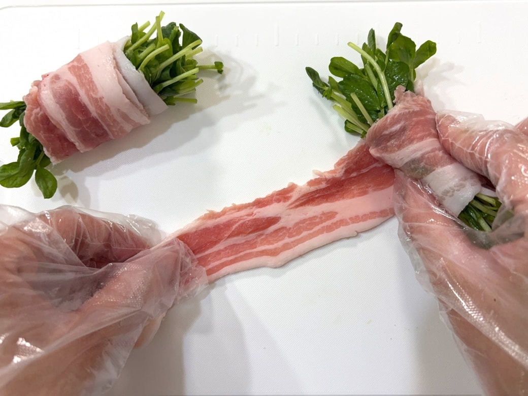 豆苗を豚肉で巻く