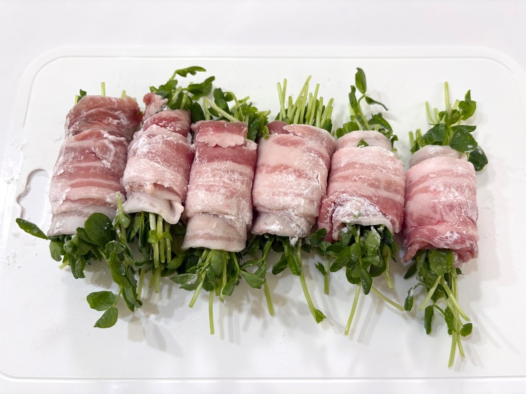 豚肉を巻き、片栗粉をまぶす
