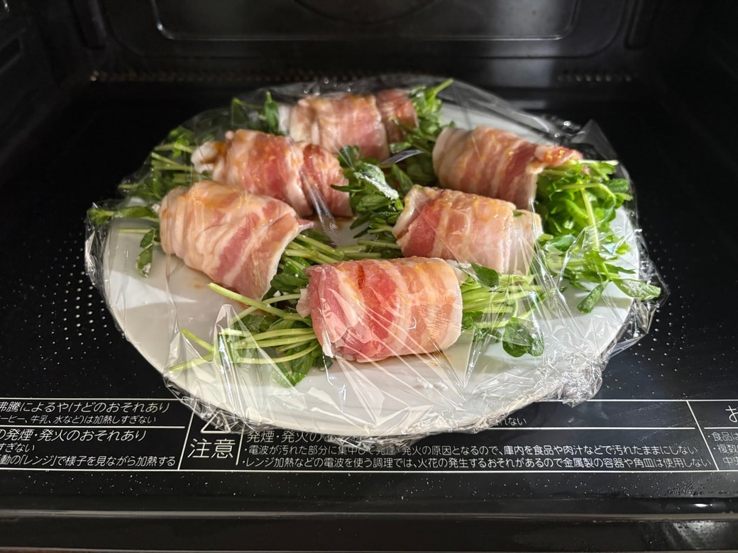 タレをかけて電子レンジで4分30秒加熱する