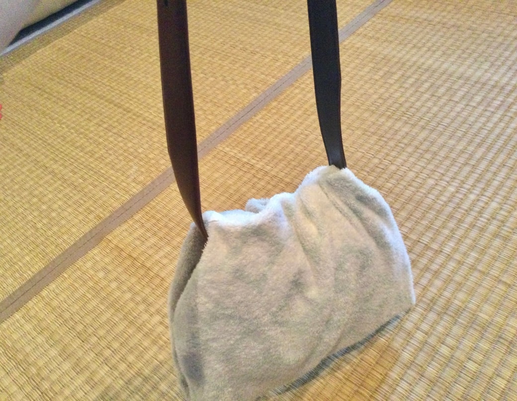 簡易的なショルダーバッグに変身