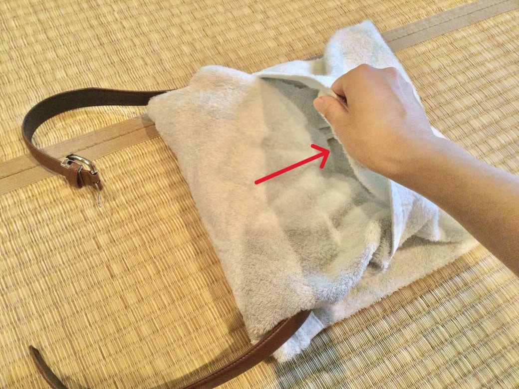 バスタオルで荷物を包む