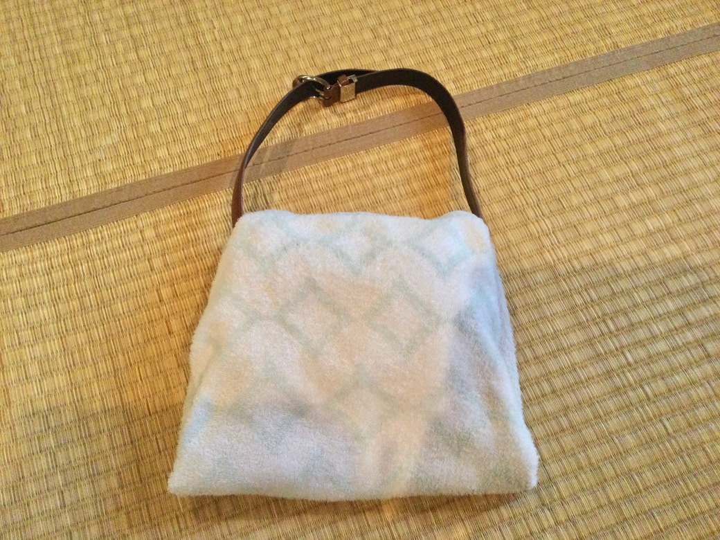 バスタオルで荷物を包む