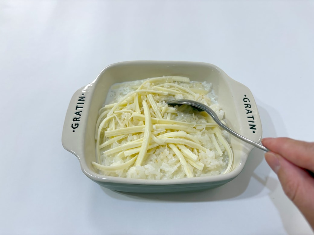 ご飯、牛乳、顆粒スープの素、さけるチーズを耐熱容器に入れる