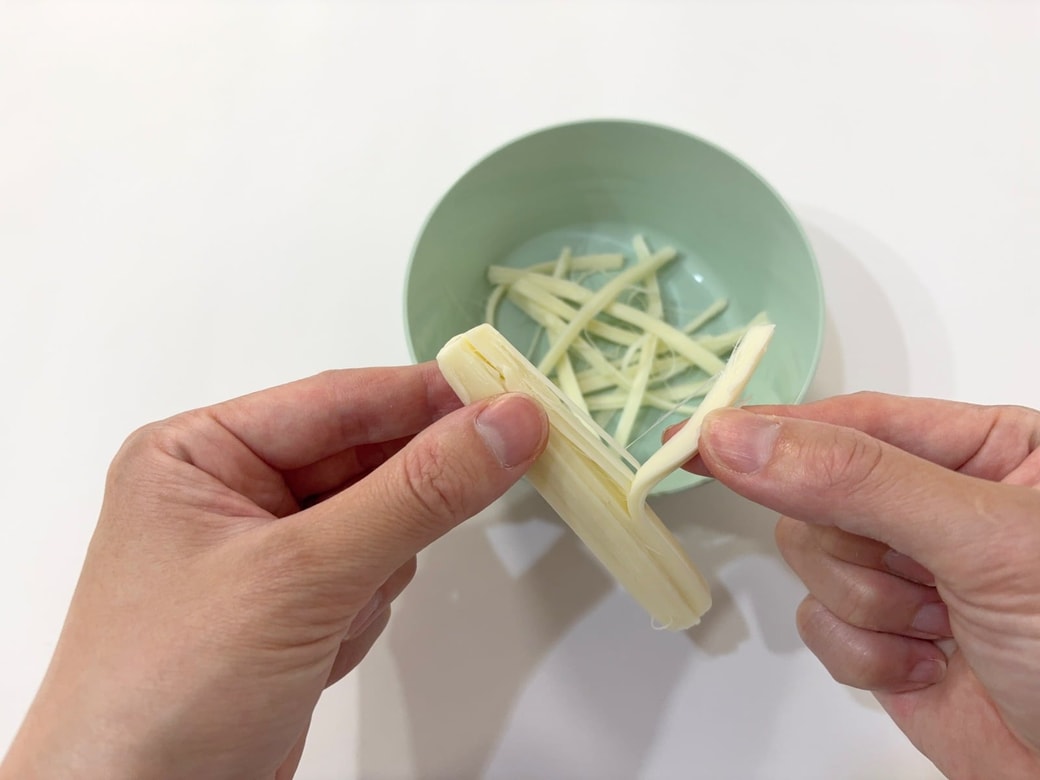 さけるチーズを細くさく