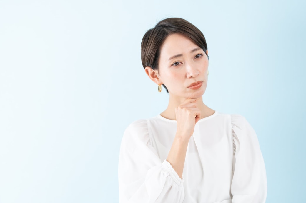 考える女性