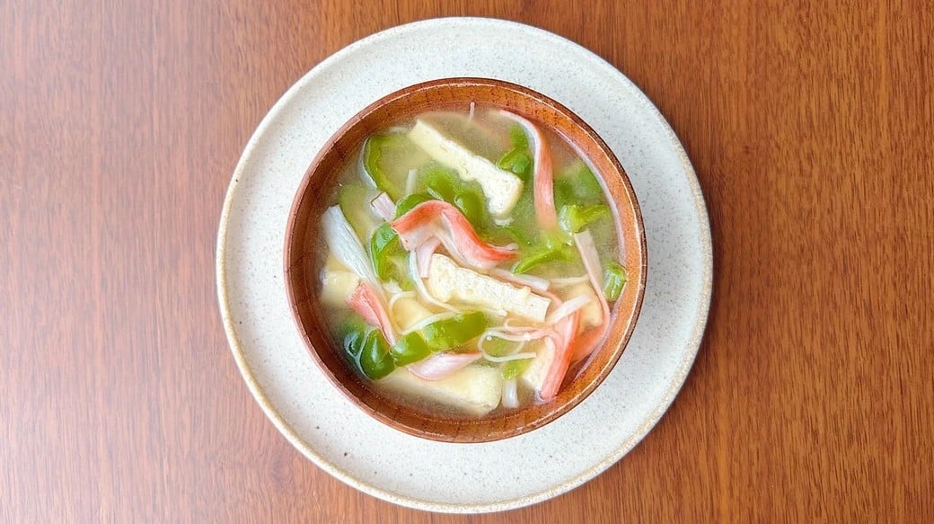 ピーマンとカニ風味かまぼこのみそ汁